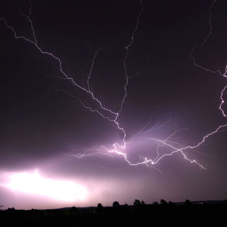 Ein Blitz zuckt bei einem Gewitter bei Nacht am Himmel. Das Bild wurde in Ellwangen aufgenommen.  (Foto: dpa Bildfunk, picture alliance/dpa | Alexander Wolf)