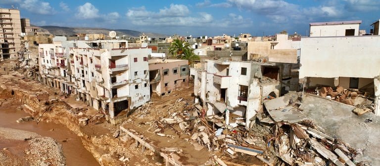 Zerstörte Häuser in der verwüsteten Hafenstadt Darna. Hilfe aus Deutschland ist nach den Überschwemmungen in Libyen aus Deutschland utnerwegs. (Foto: dpa Bildfunk, picture alliance/dpa/AP | Jamal Alkomaty)