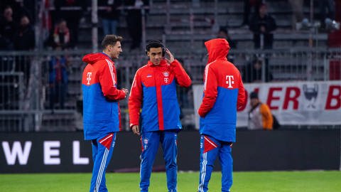 Spiele, Interviews - und noch mehr? Sky und DAZN fordern noch mehr Bundesliga-Inhalte. Im Bild zu sehen sind drei Spieler vom FC Bayern München. (Foto: IMAGO, IMAGO / Eibner)