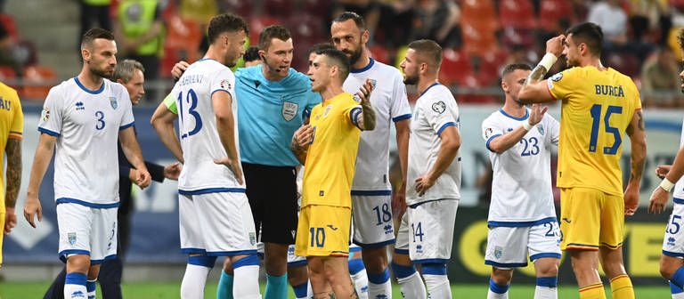 Schiedsrichter unterbricht Spiel zwischen Rumänien und dem Kosovo wegen diskriminierenden Bannern von rumänischen Fans. (Foto: IMAGO, IMAGO / sport pictures-Razvan Pasarica)