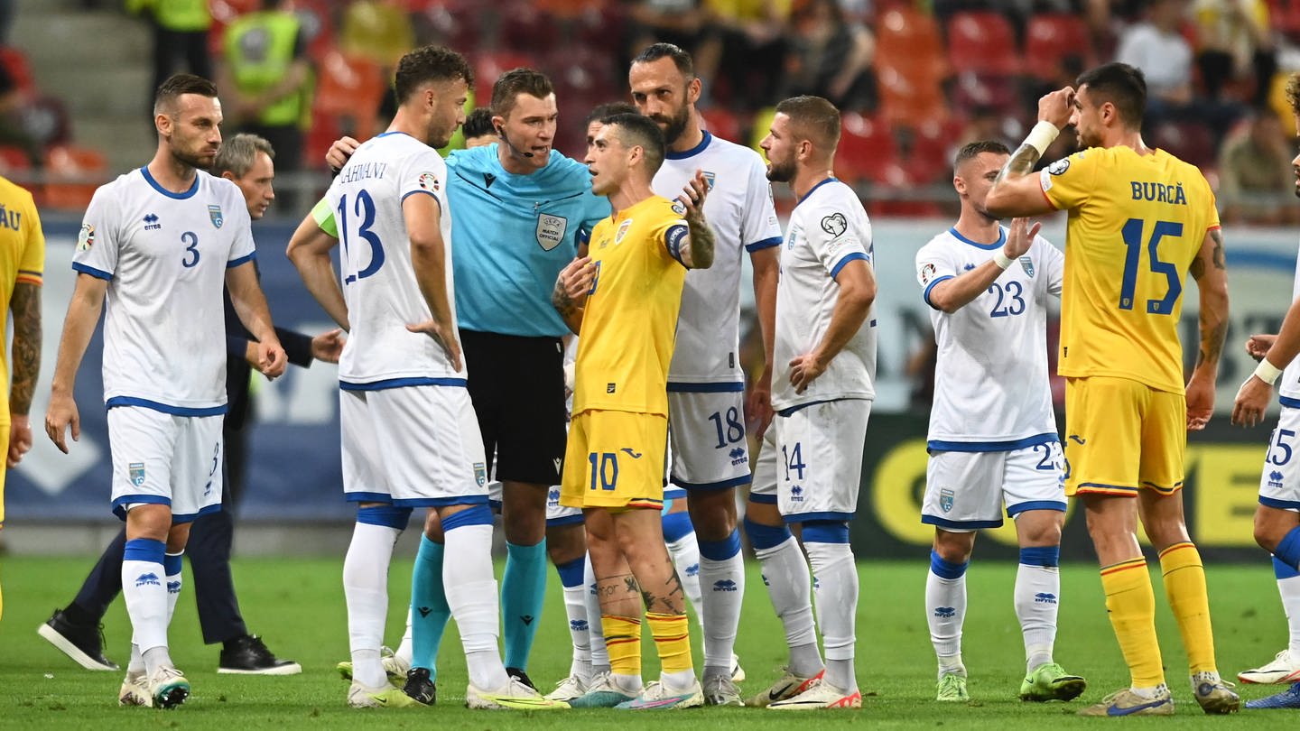 Schiedsrichter unterbricht Spiel zwischen Rumänien und dem Kosovo wegen diskriminierenden Bannern von rumänischen Fans. (Foto: IMAGO, IMAGO / sport pictures-Razvan Pasarica)