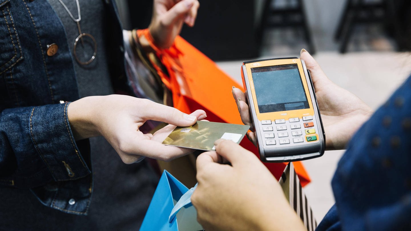 Zahlen mit Kreditkarte - so will die EU kunden vor zu hohen Schulden schützen. (Foto: IMAGO, IMAGO / imagebroker)