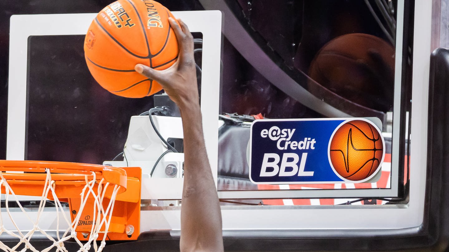 Ein Spieler dunkt, wobei das Logo der Basketball-Bundesliga BBL zu sehen ist (Foto: dpa Bildfunk, picture alliance/dpa | Christoph Soeder)