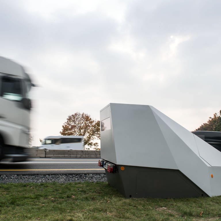 Kamen: Fahrzeuge passieren an der Autobahn A1 bei Kamen einen sogenannten «Enforcement Trailer», eine mobile Anlage zur Geschwindigkeitsmessung. (Foto: dpa Bildfunk, picture alliance/dpa | Bernd Thissen)