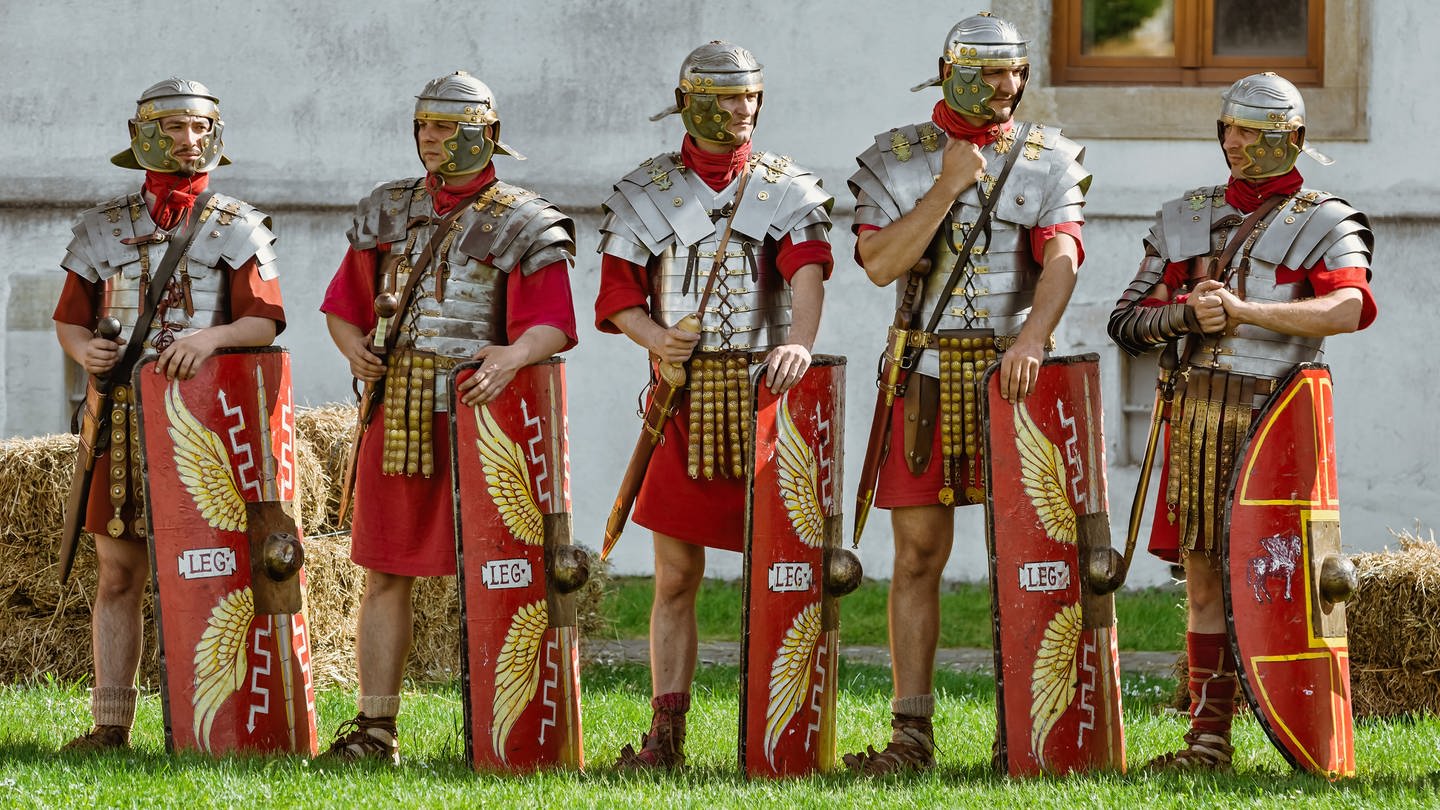 Männer haben die Uniformen von römischen Soldaten an. Auf TikTok fragen sich gerade alle: Wie oft denkst du an das Römische Reich? (Foto: dpa Bildfunk, IMAGO / Panthermedia)