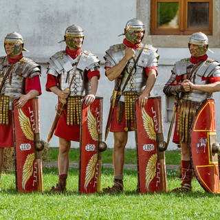 Männer haben die Uniformen von römischen Soldaten an. Auf TikTok fragen sich gerade alle: Wie oft denkst du an das Römische Reich? (Foto: dpa Bildfunk, IMAGO / Panthermedia)