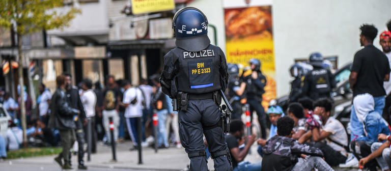 Bei einer Eritrea-Veranstaltung in Stuttgart hat es Ausschreitungen gegeben - die Polizei griff ein. (Foto: dpa Bildfunk, picture alliance/dpa | Jason Tschepljakow)