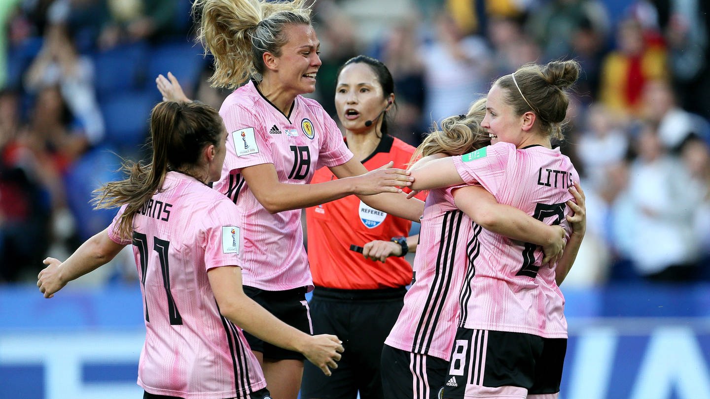 Die Spielerinnen der schottischen Nationalmannschaft feiern ein Tor. (Foto: dpa Bildfunk, picture alliance/dpa/PA Wire | Richard Sellers)