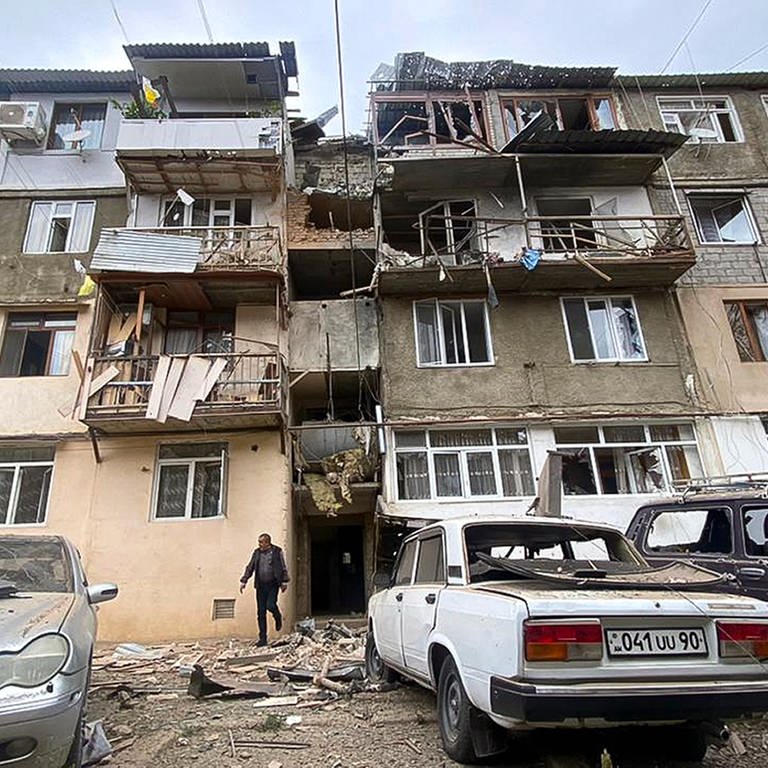 Ein beschädigtes Wohnhaus in Bergkarabach nach einem Beschuss von Aserbaidschan. (Foto: dpa Bildfunk, picture alliance/dpa/AP | Siranush Sargsyan)