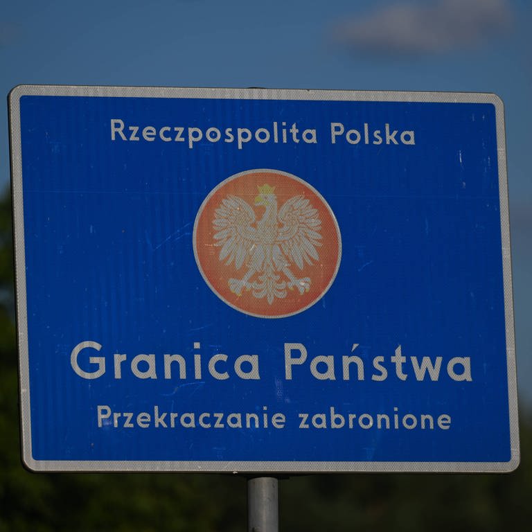 Es ist ein Schild an der Grenze zwischen Polen und Belarus zu sehen. (Foto: IMAGO, NurPhoto)