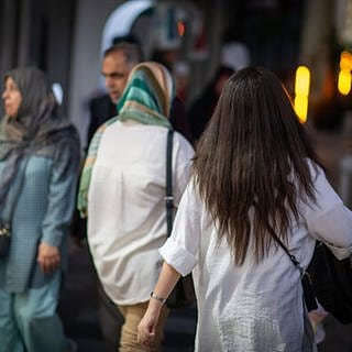 Im Iran tragen viele Frauen aus Protest kein Kopftuch (Foto: dpa Bildfunk, picture alliance/dpa | Arne Immanuel Bänsch)