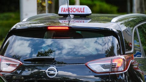 Fahrschulauto: Die EU plant neue Regeln für den Führerschein. (Foto: IMAGO, IMAGO / Michael Gstettenbauer)