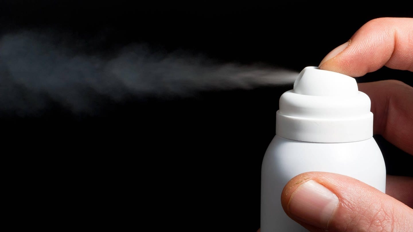 Eine Deo-Spray-Dose. Das Bundesinstitut für Risikobewertung warnt vor der Deo-Challenge auf TikTok. (Foto: IMAGO, IMAGO / Panthermedia)