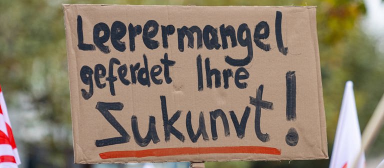 Ein Plakat wird hochgehalten auf dem steht: "Lehrermangel gefährdet ihre Zukunft". In ganz Deutschland finden Bildungsproteste statt. (Foto: dpa Bildfunk, IMAGO / greatif)