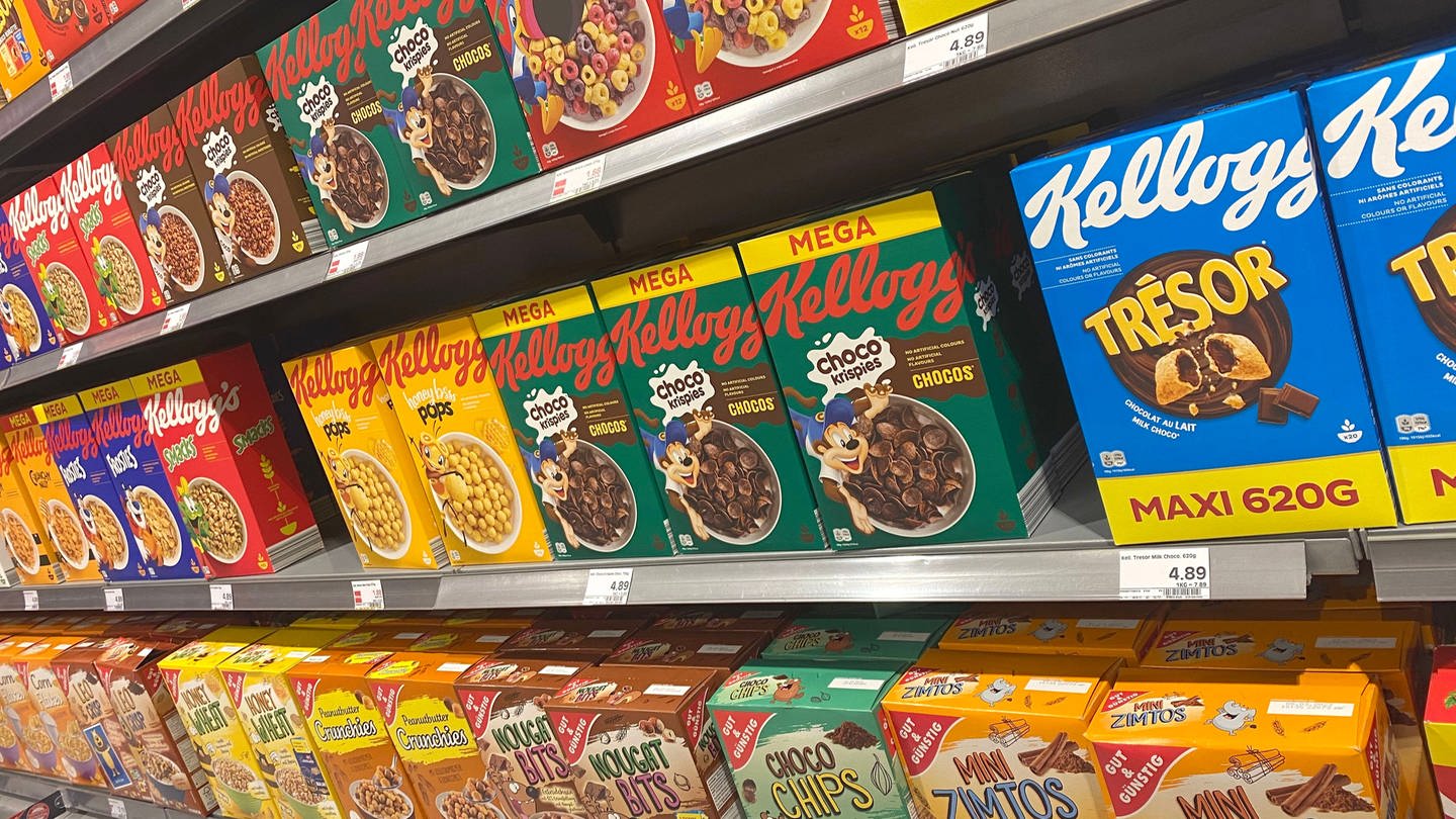 Kellogs-Cornflakes in einem Supermarktregal. Bei Edeka wird es viele Kellogg’s-Produkte bald nicht mehr geben. (Foto: IMAGO, IMAGO / Sven Simon)
