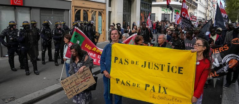 In Frankreich sind mehrere tausend Menschen gegen Polizeigewalt auf die Straße gegangen. (Foto: dpa Bildfunk, picture alliance/dpa/AP | Michel Euler)
