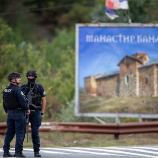 Polizisten aus dem Kosovo sichern eine Kreuzung die zum Banjska-Kloster führt. In den fast ausschließlich von Serben bewohnten Norden des Kosovos ist eine militärisch ausgerüstete Kampftruppe eingedrungen. (Foto: dpa Bildfunk, picture alliance/dpa/AP | Visar Kryeziu)