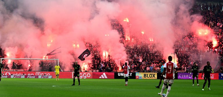 Fans von Ajax Amsterdam zünden Pyrotechnik während der Partie. Das Spiel gegen Feyenoord Rotterdam wurde abgebrochen. (Foto: dpa Bildfunk, picture alliance/dpa/ANP | Olaf Kraak)