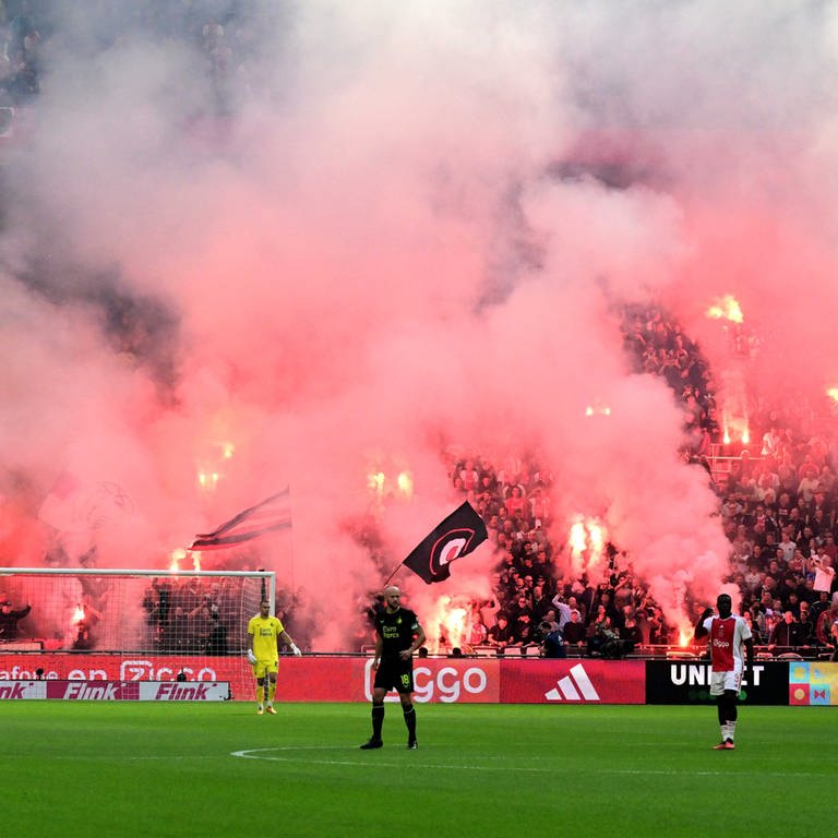 Fans von Ajax Amsterdam zünden Pyrotechnik während der Partie. Das Spiel gegen Feyenoord Rotterdam wurde abgebrochen. (Foto: dpa Bildfunk, picture alliance/dpa/ANP | Olaf Kraak)