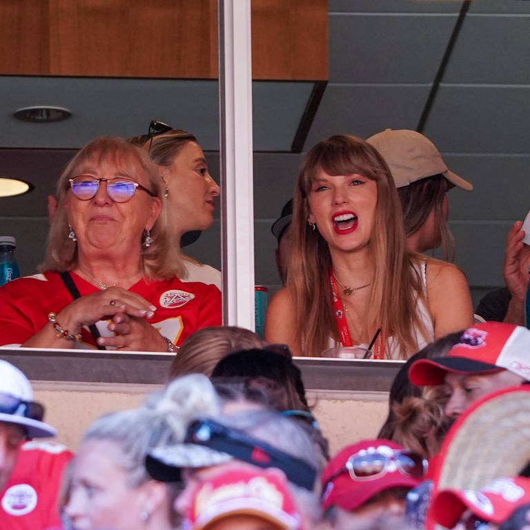 US-Superstar Taylor Swift auf der Tribüne bei einem NFL-Spiel - sie jubelt ihrem neuen Lover Travis Kelce. (Foto: IMAGO, IMAGO / USA TODAY Network)