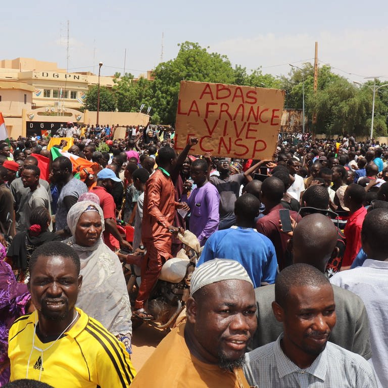 Das Militär im Niger hat die Macht übernommen. Proteste auf den Straßen richten sich gegen Frankreich. (Foto: dpa Bildfunk, picture alliance/dpa | Djibo Issifou)
