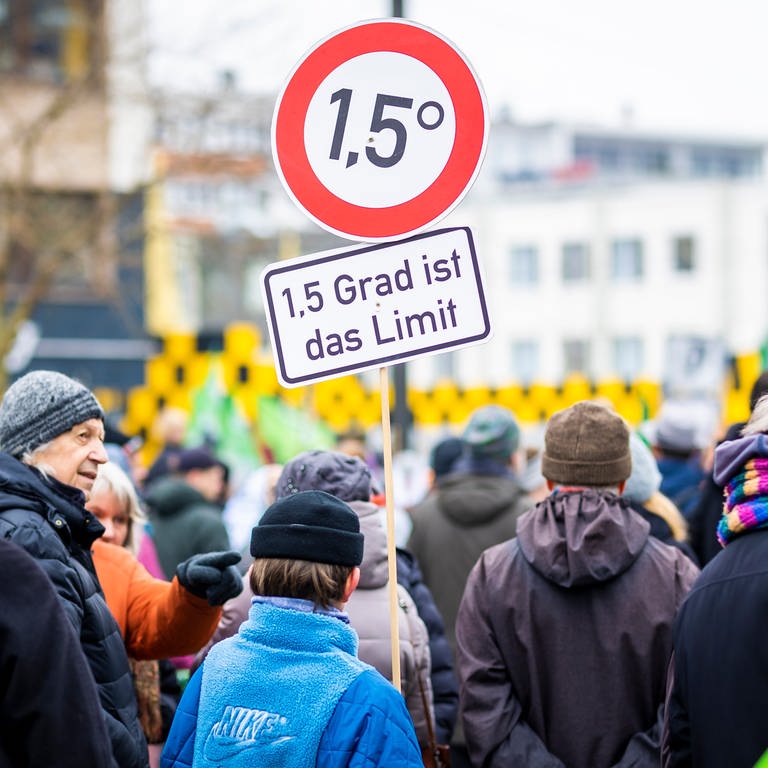 Der Schriftzug "1,5 Grad ist das Limit" ist auf einem Protestplakat zu lesen. Das erreichen der Kimaziele ist noch möglich, sagt die Internationale Energieagentur. (Foto: dpa Bildfunk, picture alliance/dpa | Moritz Frankenberg)