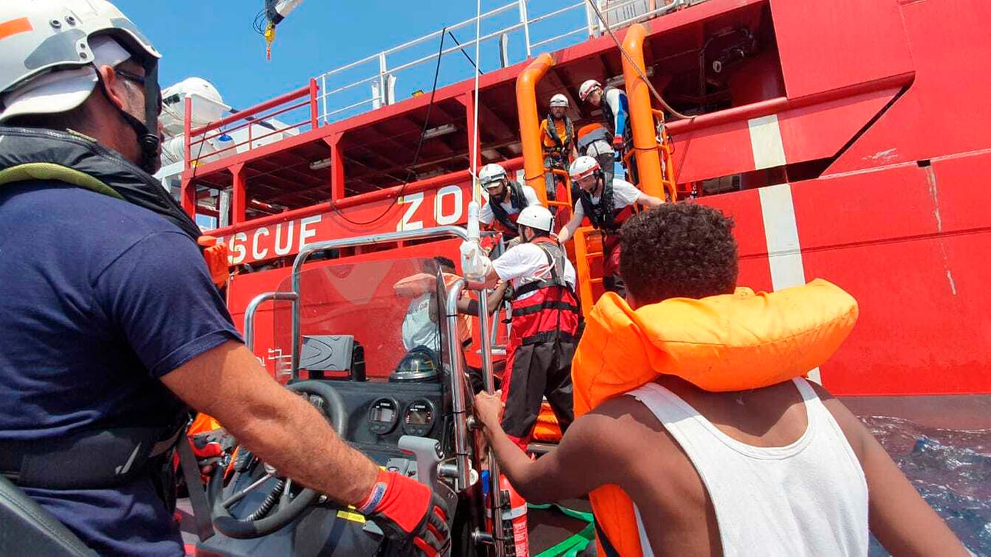 Seenotrettung im Mittelmeer: Die Organisation SOS Méditerranée ist mit dem Alternativen Nobelpreis ausgezeichnet worden. (Foto: SWR DASDING, picture alliance/dpa/MSF/Sos Mediterranee | Hannah Wallace Bowman)