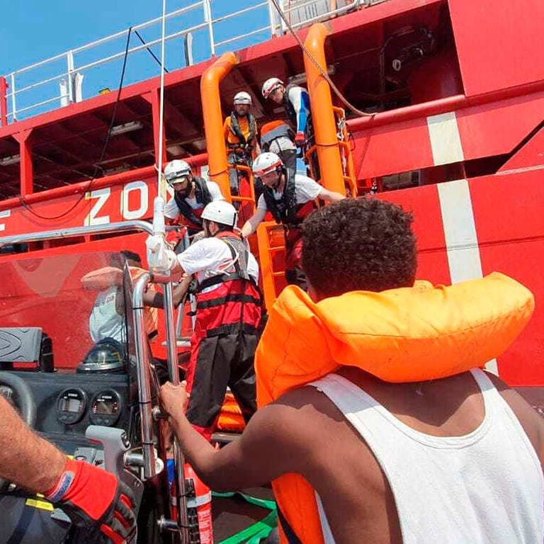 Seenotrettung im Mittelmeer: Die Organisation SOS Méditerranée ist mit dem Alternativen Nobelpreis ausgezeichnet worden.  (Foto: SWR DASDING, picture alliance/dpa/MSF/Sos Mediterranee | Hannah Wallace Bowman)