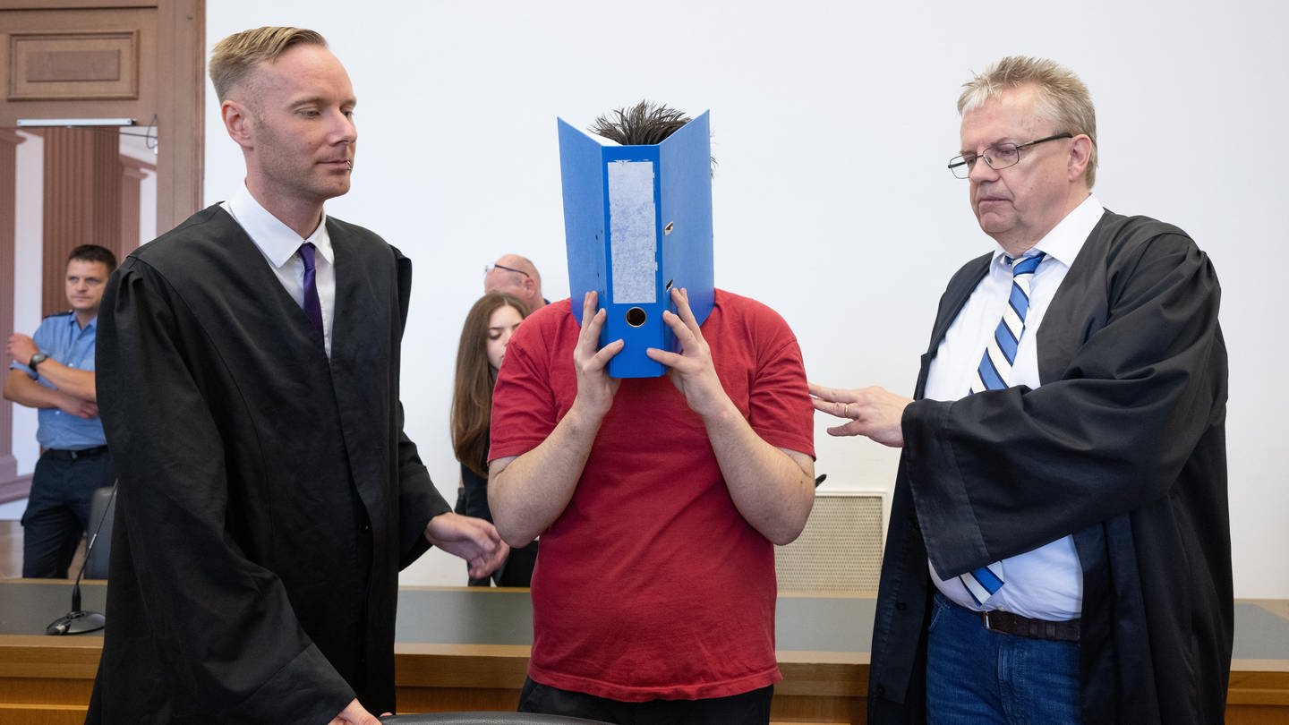 Der Mörder von Ayleen im Gerichtssaal in Gießen (Foto: dpa Bildfunk, picture alliance/dpa | Boris Roessler)