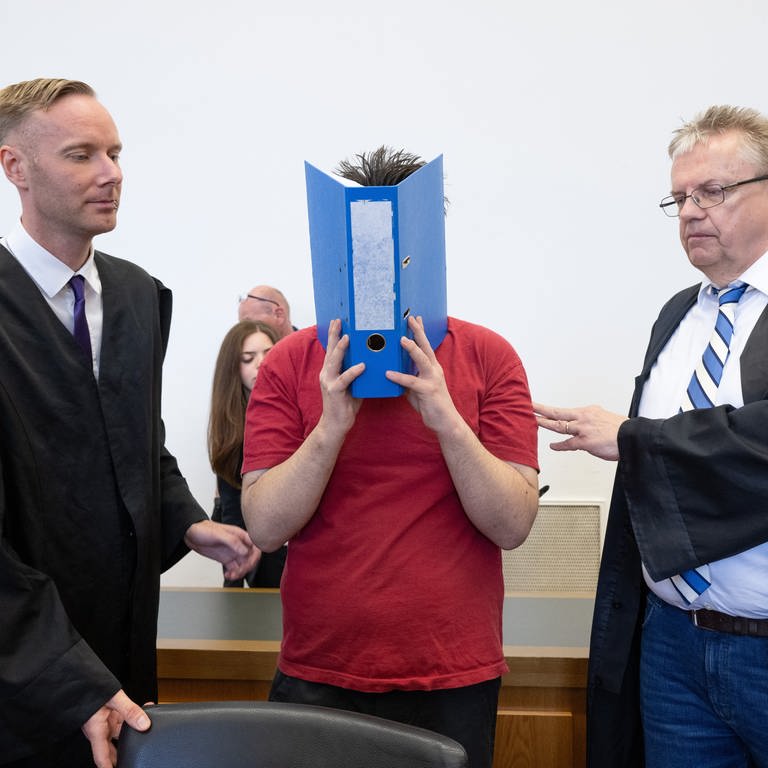 Der Mörder von Ayleen im Gerichtssaal in Gießen (Foto: dpa Bildfunk, picture alliance/dpa | Boris Roessler)