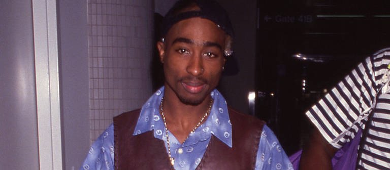 Der Rapper Tupac Shakur wurde 1996 erschossen. 27 Jahre später hat man nun einen Verdächtigen wegen Mordes angeklagt. (Foto: SWR DASDING, IMAGO, MediaPunch)