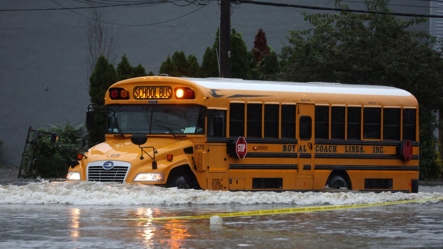 Bild zeigt einen Bus, der durch die überfluteten Straßen New Yorks fährt. (Foto: Reuters, Reuters)