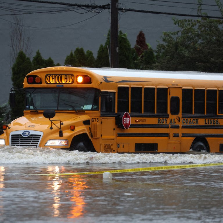 Bild zeigt einen Bus, der durch die überfluteten Straßen New Yorks fährt. (Foto: Reuters, Reuters)