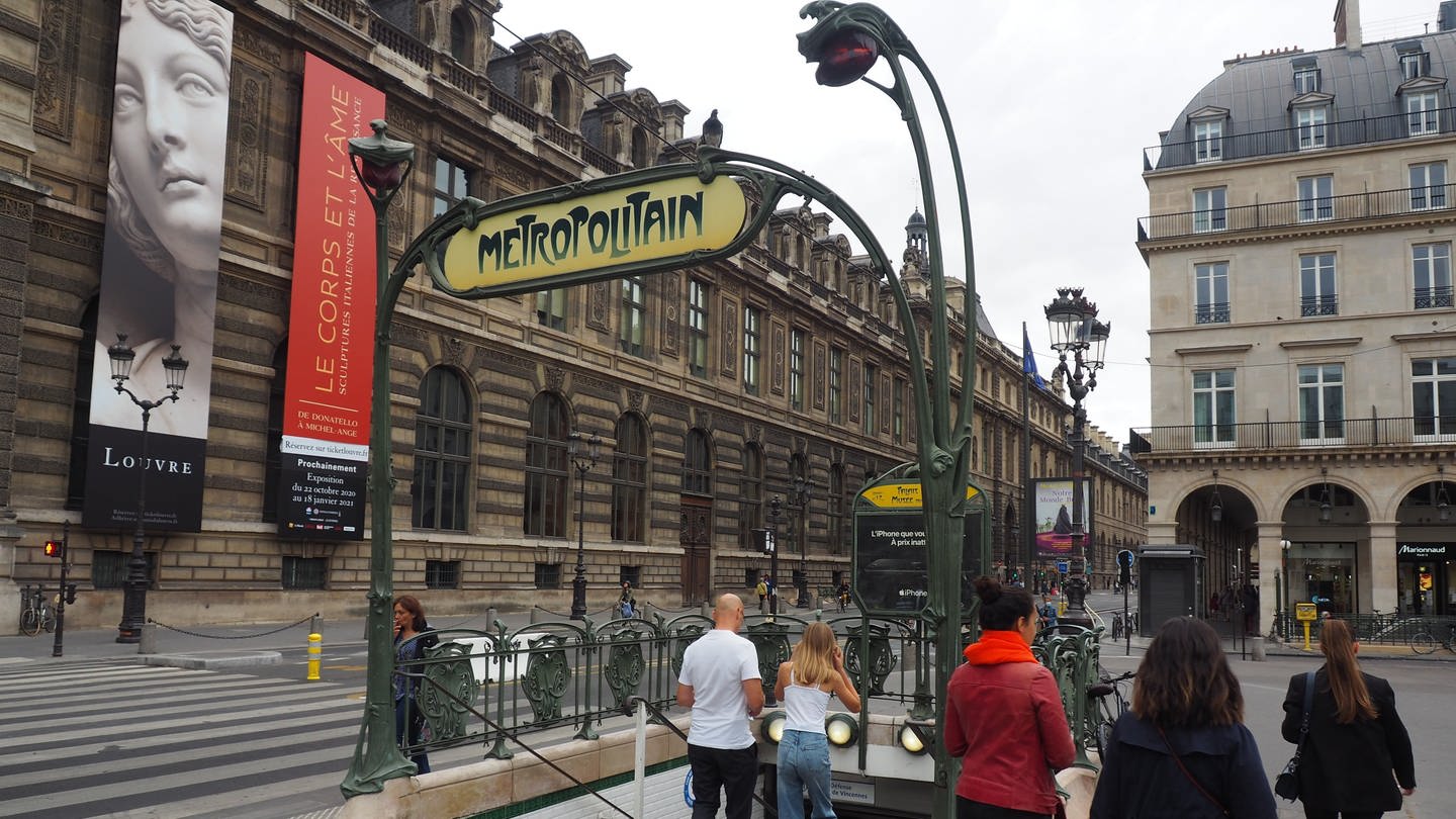 Eingang zur Pariser Metro. (Foto: dpa Bildfunk, picture alliance/dpa | Christian Böhmer)