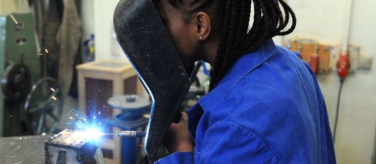 Eine junge Frau arbeitet im Handwerk als Schweißerin. (Foto: dpa Bildfunk, picture alliance / dpa | Ingo Wagner (Archiv))