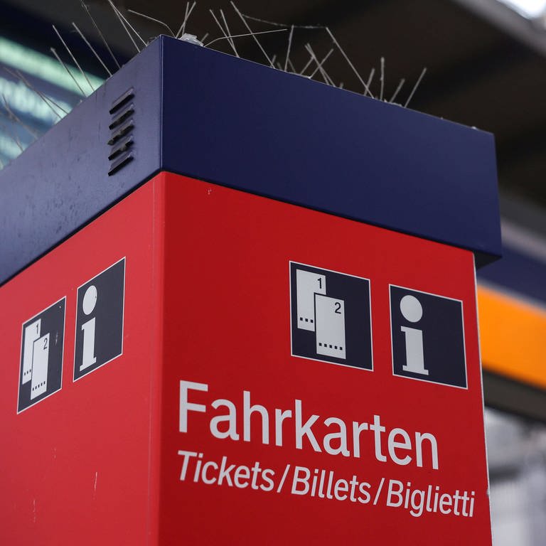 Ein Fahrkartenautomat am Bahnhof. (Foto: IMAGO, Revierfoto)