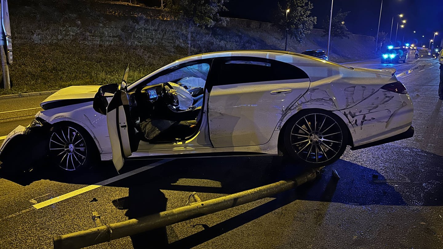 Ein weißer Sportwagen steht in Stuttgart-Feuerbach vollständig zerstört auf der Straße. Hat es ein illegales Autorennen gegeben? (Foto: dpa Bildfunk, 7aktuell.de | Alexander Hald)