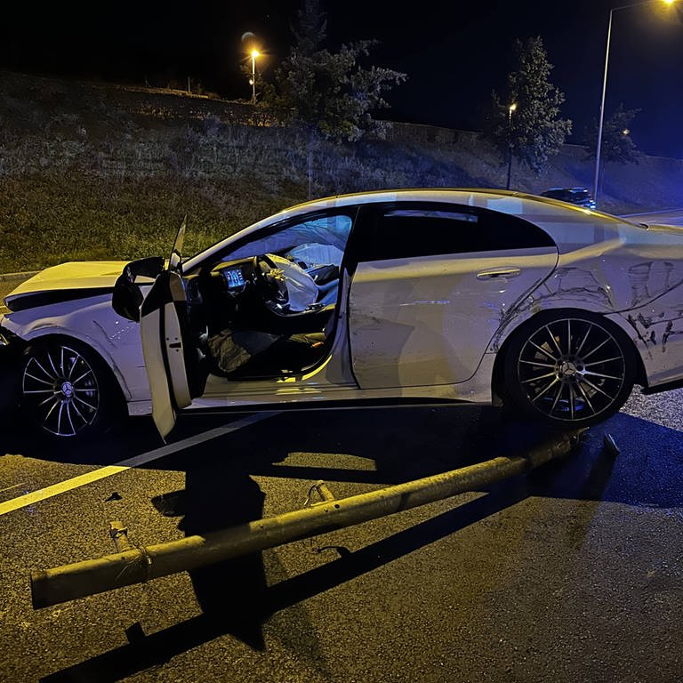 Ein weißer Sportwagen steht in Stuttgart-Feuerbach vollständig zerstört auf der Straße. Hat es ein illegales Autorennen gegeben? (Foto: dpa Bildfunk, 7aktuell.de | Alexander Hald)