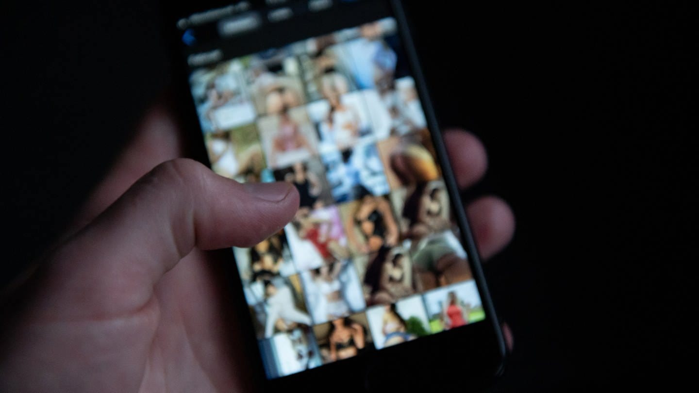 Ein Mensch schaut sich auf einem Smartphone pornografische Inhalte an. Die Fälle in Baden-Württemberg sind zwischen 2017 und 2022 gestiegen. (Foto: dpa Bildfunk, Foto: Silas Stein)