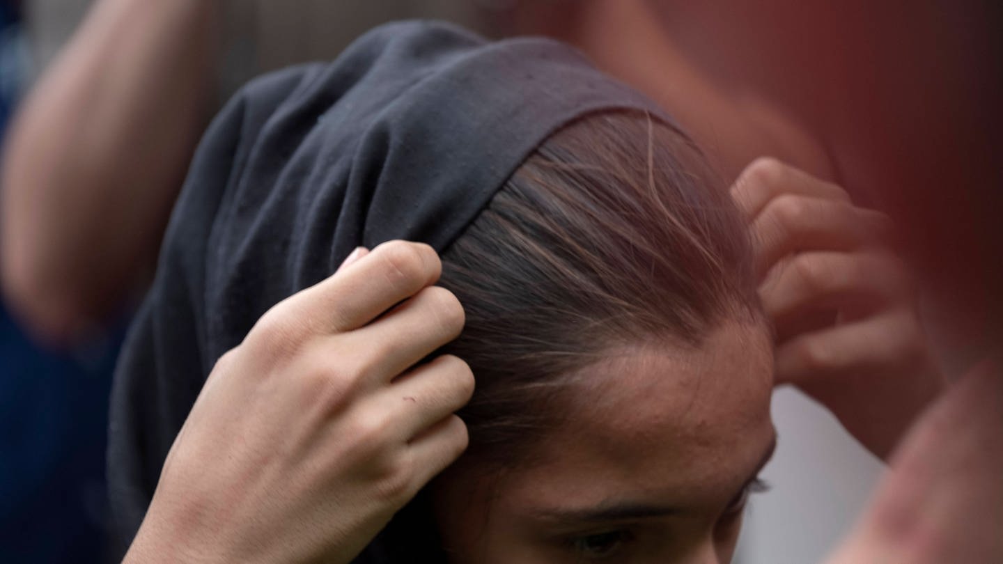 Eine 16-Jährige liegt nach einem Vorfall im Iran im Koma. Sie soll mit der iranischen Sittenpolizei aneinandergeraten sein. (Foto: IMAGO, IMAGO / NurPhoto)
