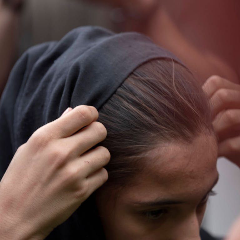 Eine 16-Jährige liegt nach einem Vorfall im Iran im Koma. Sie soll mit der iranischen Sittenpolizei aneinandergeraten sein. (Foto: IMAGO, IMAGO / NurPhoto)