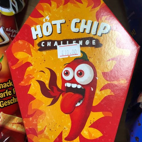 Eine "Hot Chip"-Verpackung. Den extremen scharfen Chip zu essen, ist ein gefährlicher Trend auf Social Media. (Foto: Polizei Dortmund)