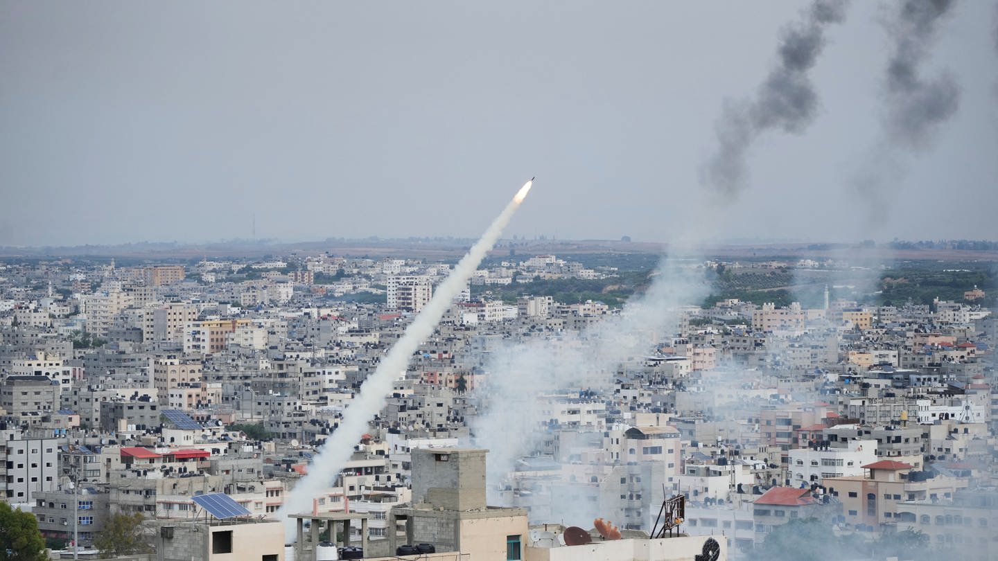 Raketen werden von militanten Palästinensern aus dem Gazastreifen auf Israel abgefeuert. Schüler aus Ettlingen, Saarburg und Kirchheim/Teck waren während der Angriffe zum Schüleraustausch in Israel. Einige von ihnen sitzen jetzt fest. (Foto: dpa Bildfunk, picture alliance/dpa/AP | Hatem Moussa)