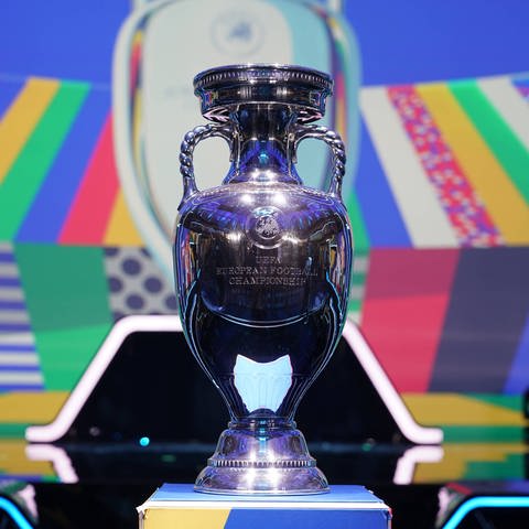 Fußball-EM-Pokal (Symbolbild). Die EM 2028 findet in Großbritannien und Irland statt. Die EM 2032 in Italien und der Türkei. (Foto: IMAGO, IMAGO / Schüler)