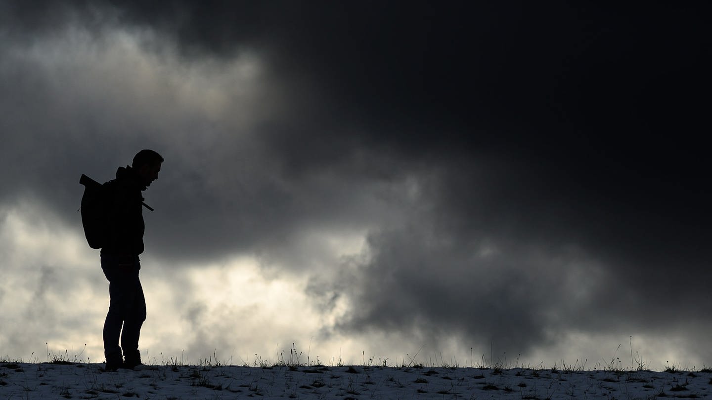 Ein Mann steht vor einem dunklen Himmel (Symboldbild) Tipps: So bekommst du einen Therapieplatz (Foto: dpa Bildfunk, picture alliance/dpa | Sebastian Gollnow)