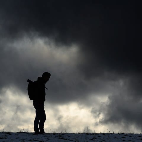 Ein Mann steht vor einem dunklen Himmel (Symboldbild) Tipps: So bekommst du einen Therapieplatz (Foto: dpa Bildfunk, picture alliance/dpa | Sebastian Gollnow)