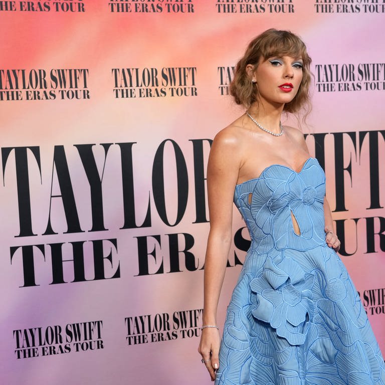 Taylor Swift posiert im blauen Abendkleid bei der Premiere ihres Films "Taylor Swift: The Eras Tour" in Los Angeles. (Foto: dpa Bildfunk, picture alliance/dpa/Invision/AP | Chris Pizzello)