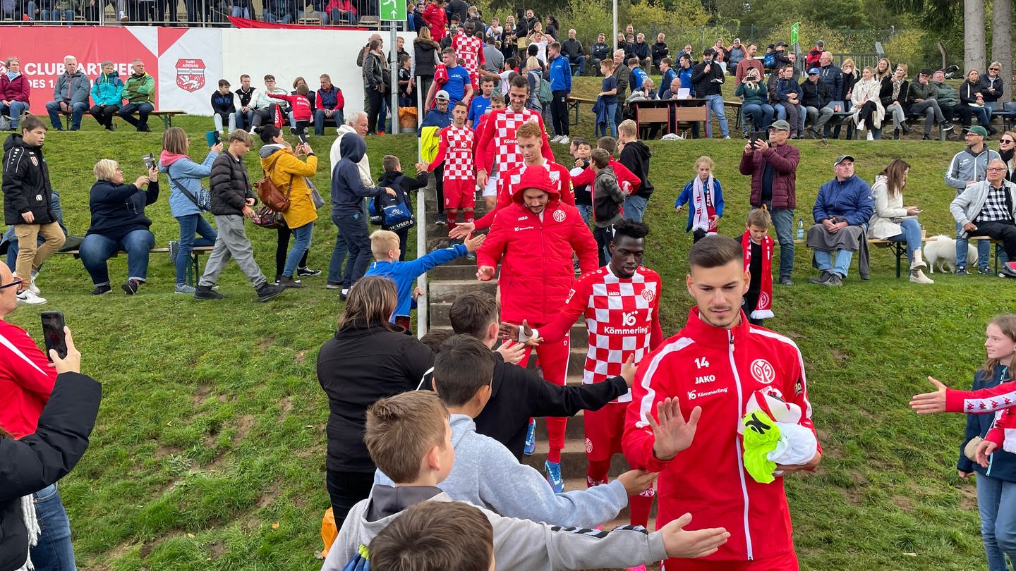 Mainz 05 Fußballer betreten das Eifelstadion in Adenau für das Benefizspiel für das Ahrtal. (Foto: SWR, SWR / David Luding)