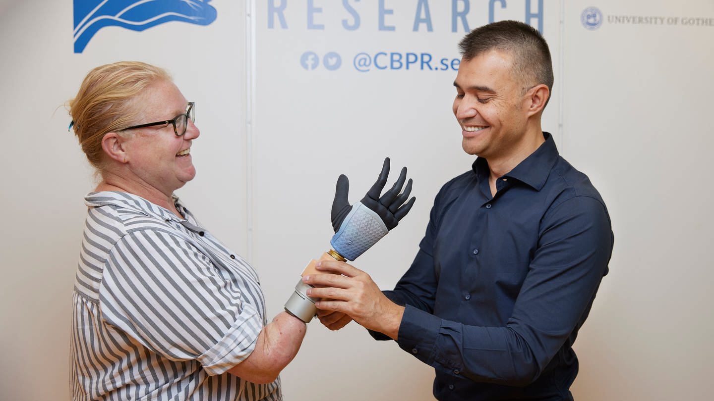 Testperson Karin mit Hand-Prothese und Professor Max Ortiz Catalán vom Bionics Institute (Foto: Bionics Institute)