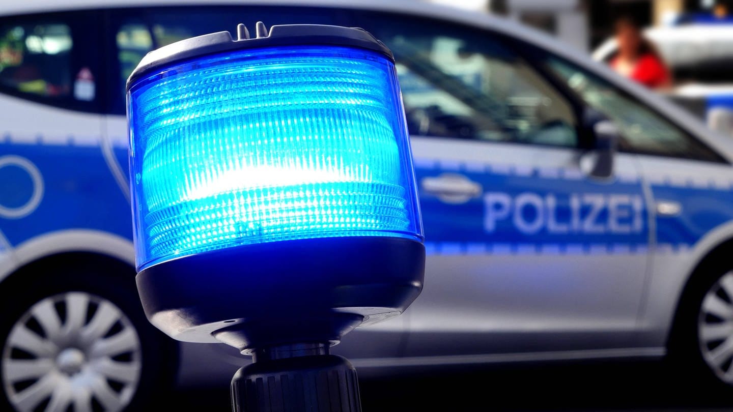 Blaulicht auf einem Motorrad der Polizei. (Foto: IMAGO, IMAGO / Sabine Gudath)